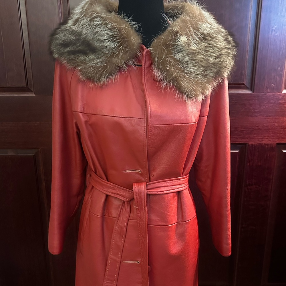 Vintage red leather coat w/ genuine fur collar, belted, 3/4” sleeves.